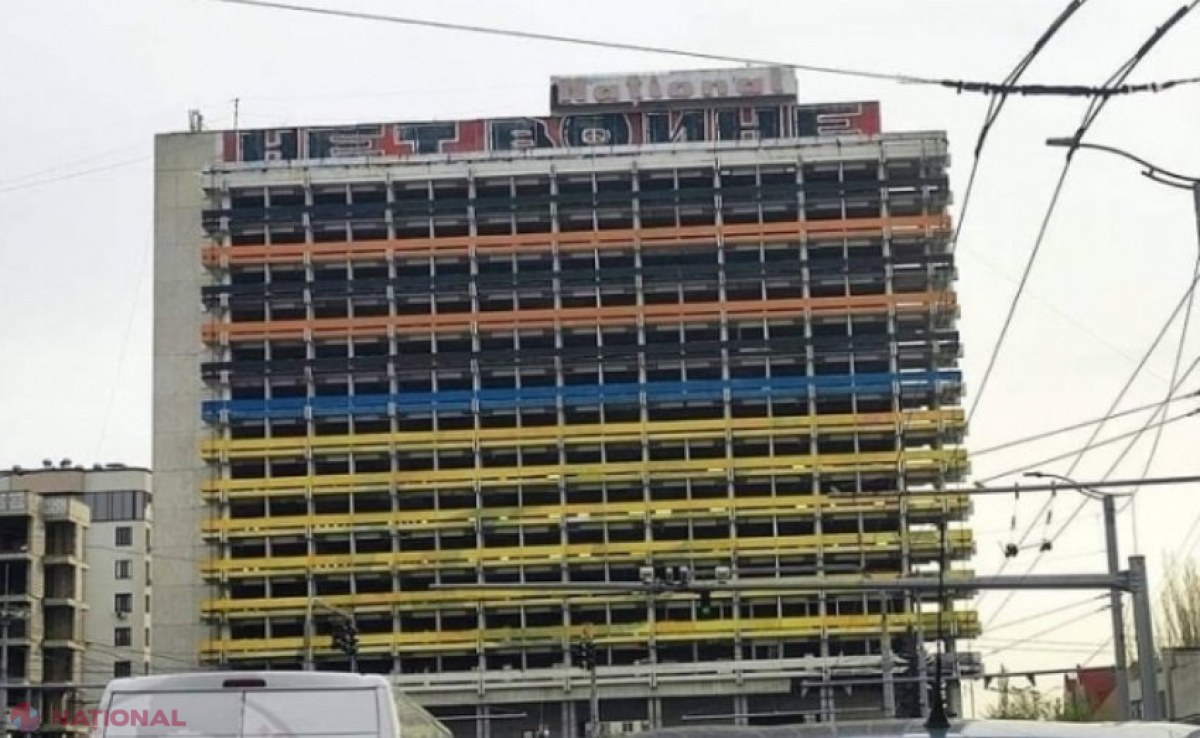 Ministra Revenco, BLAMATĂ, după ce hotelul „NAȚIONAL” a fost colorat în simbolurile RĂZBOIULUI. „Dacă nu vor fi AMENDAȚI cei care vor purta această panglică, să nu ne mirăm că toate secăturile își vor șterge picioarele de acest stat”