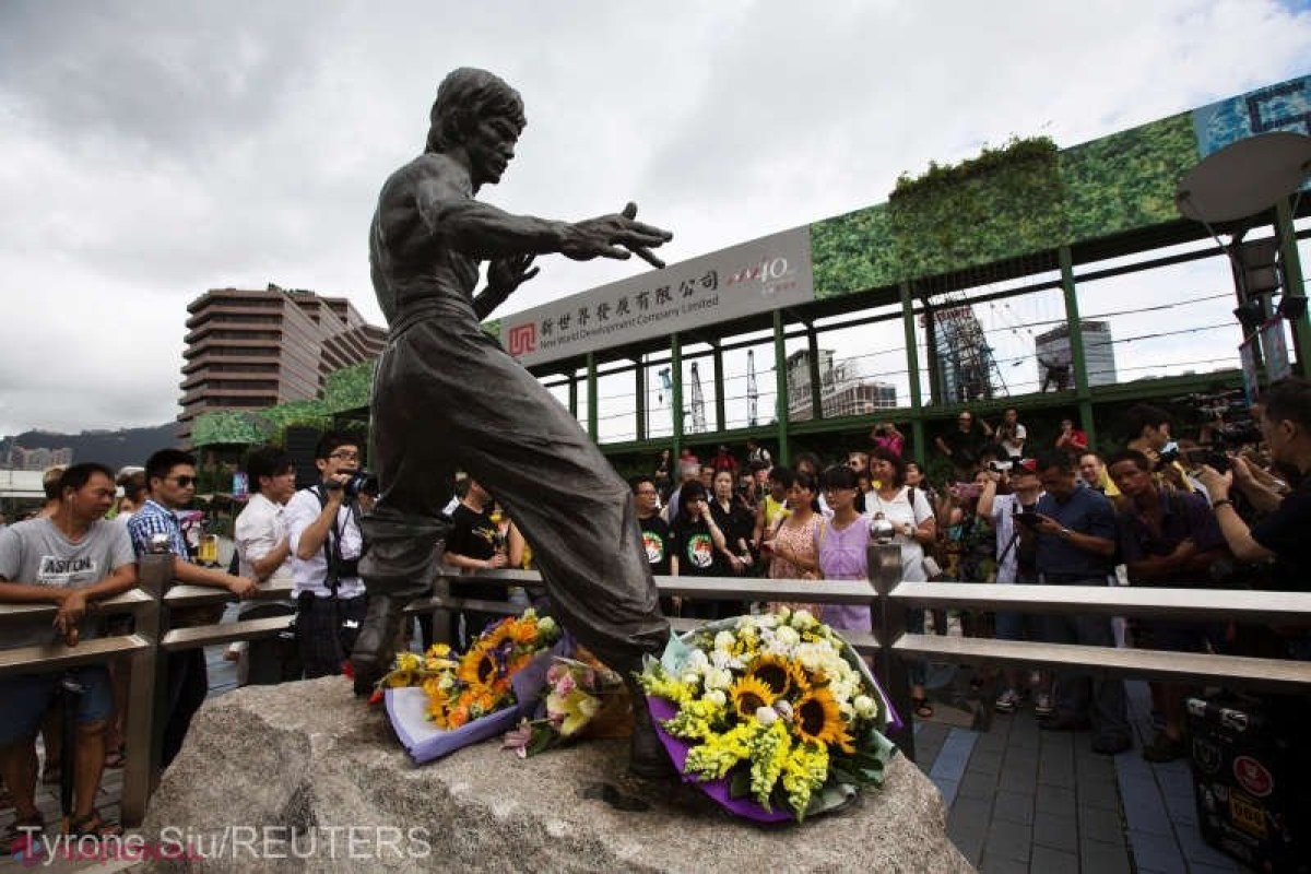 Fanii lui Bruce Lee s-au adunat la Hong Kong pentru a-l omagia la 50 de ani de la moartea sa prematură 