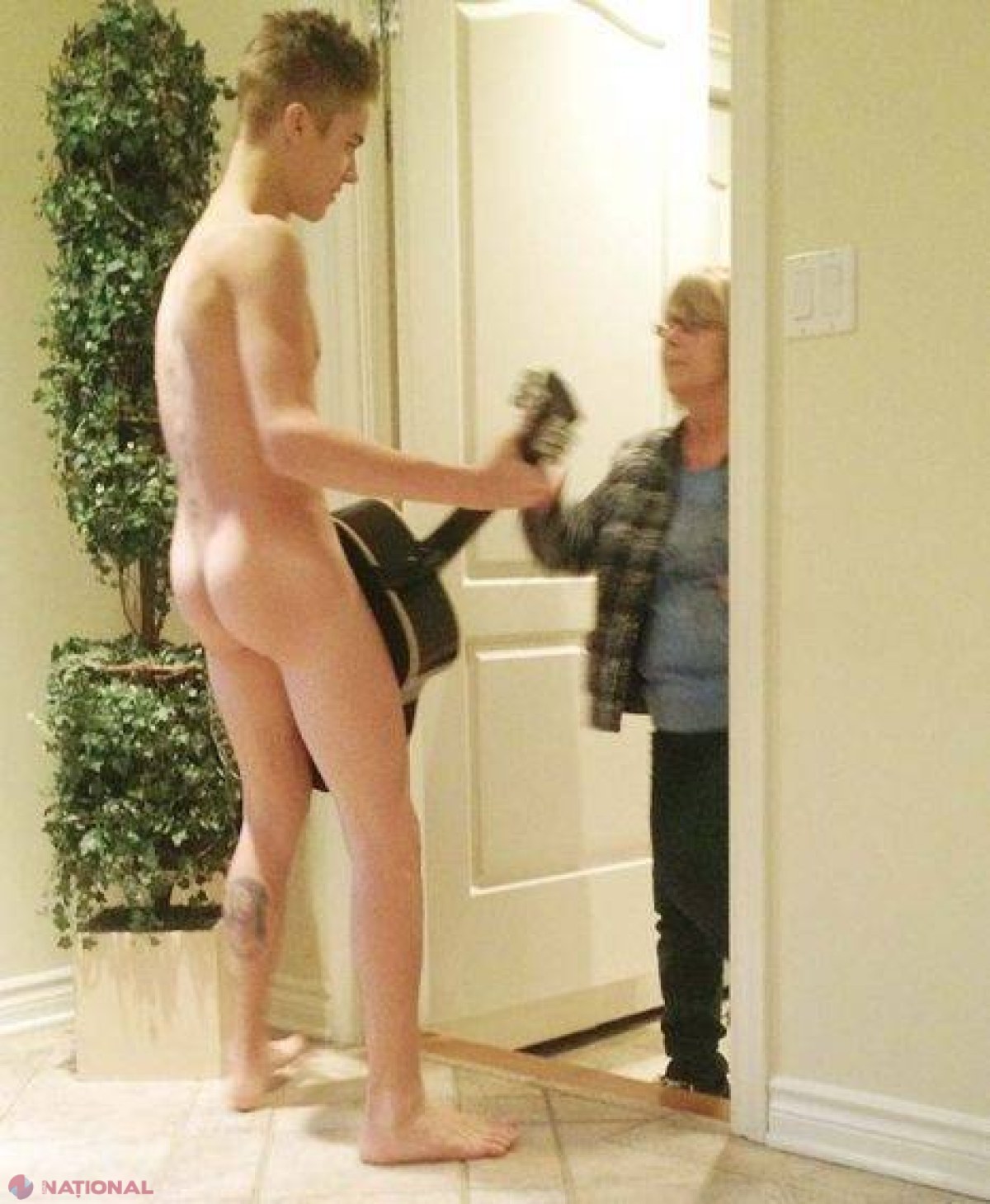 FOTO // Justin Bieber, serenadă în pielea goală în faţa propriei bunici