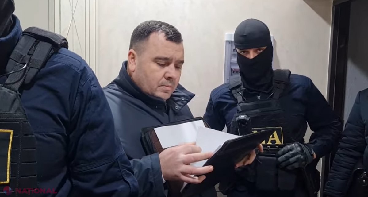 VIDEO // Un fost deputat PD și liderul „Democrația Acasă” au fost REȚINUȚI în dosarul privind înstrăinarea ilegală a terenurilor din raza orașului Durlești. Vasile Costiuc a FILMAT momentul în care procurorii au DESCINS în locuința sa