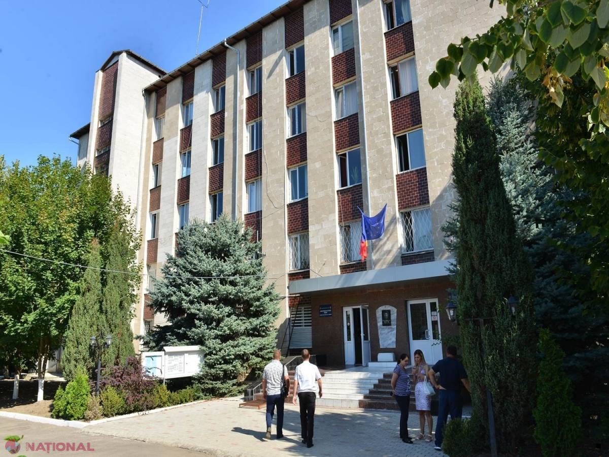 ATACATĂ în timp ce se odihnea pe o bancă din Chișinău: Individul din imagine a lovit-o cu pumnul și i-a furat telefonul 