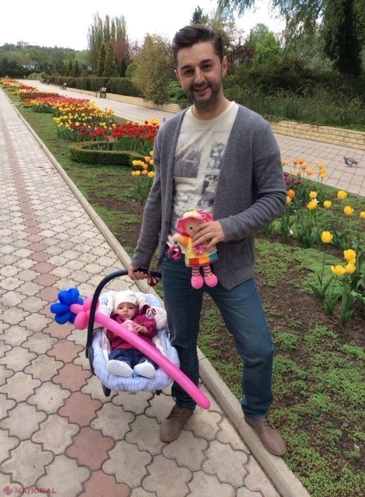 FOTO // De Paști, Adrian Ursu a ieșit cu fetița și soția la plimbare! O învață pe Andreea-Maria să meargă