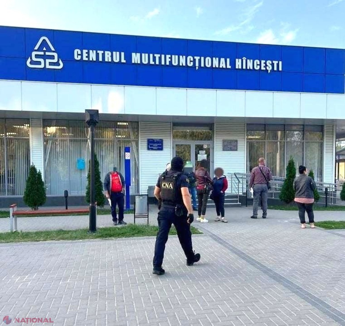 VIDEO // Un angajat ASP și doi complici, luați pe sus la Hâncești. Suspecții mediau, în schimbul unor sume mari de bani, eliberarea permiselor de conducere. În birourile și la domiciliile acestora au fost găsiți peste 40 000 de euro