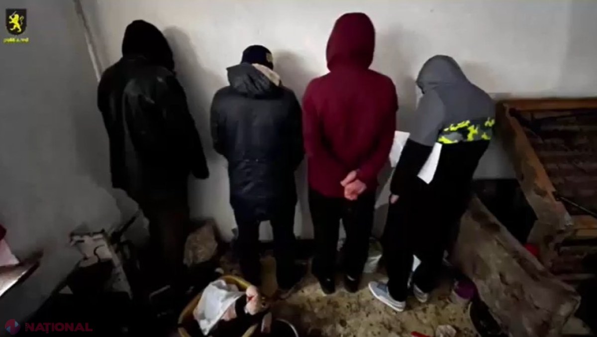VIDEO // Apartament de la Ciocana, transformat într-o speluncă pentru consumatorii de DROGURI. Mai mulți bărbați se drogau printre gunoaiele adunate în casă de proprietar