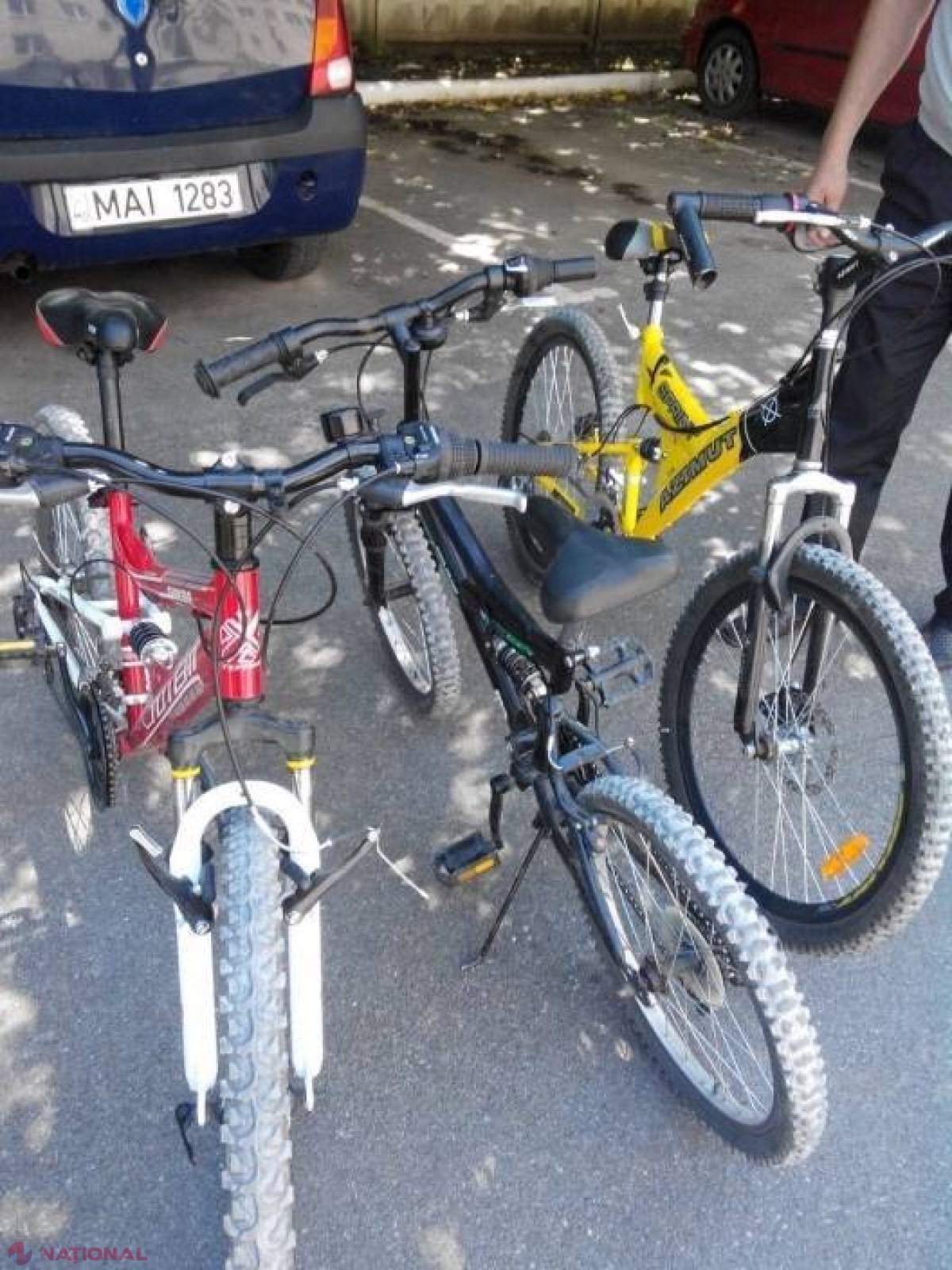 LOVITURĂ după LOVITURĂ: Ce făceau trei minori din capitală