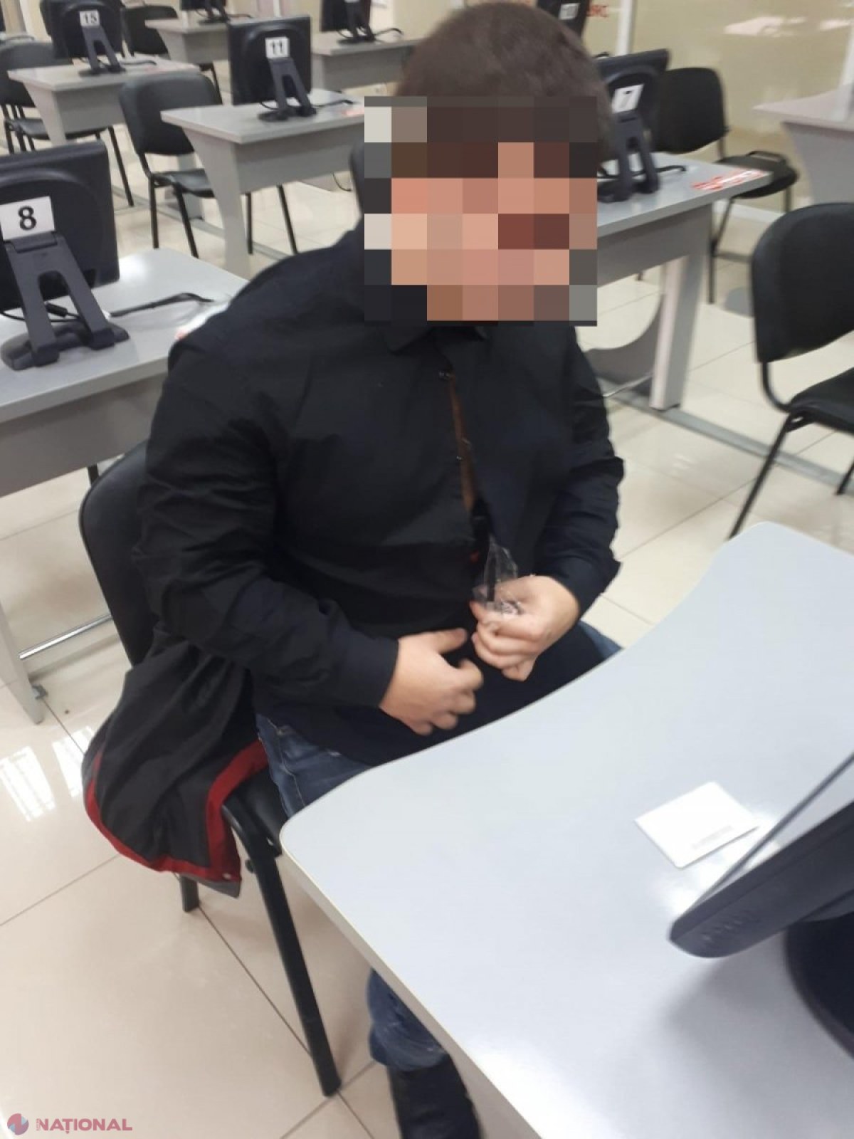 VIDEO, FOTO // A PICAT de patru ori la proba teoretică pentru obținerea permisului de conducere și NU a avut noroc nici a cincea oară. A fost dezbrăcat până la PIELE. Ce au descoperit examinatorii
