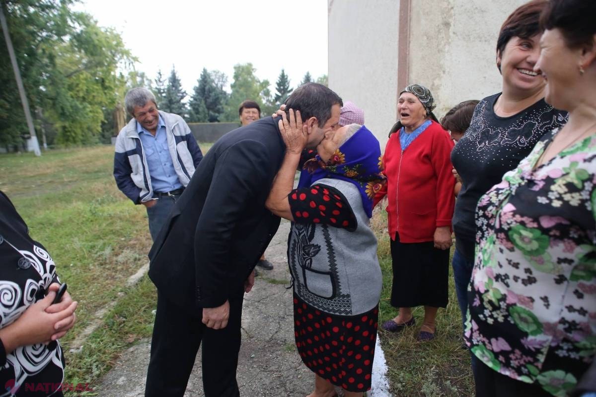 FOTO // O femeie nu s-a lăsat până nu l-a PUPAT pe ex-premierul Filat 