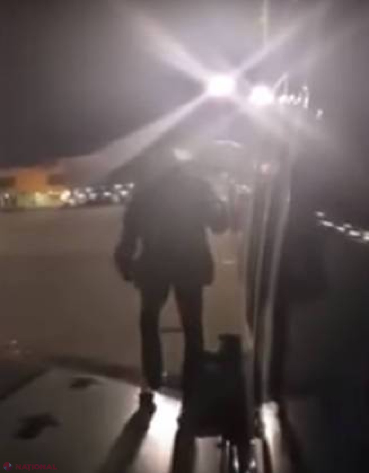 VIDEO // Un pasager a ieșit pe aripa avionului în semn de PROTEST că debarcarea s-a făcut cu întârziere 