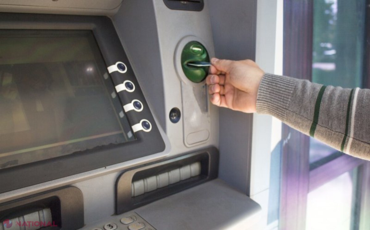 Locuitorii din satele R. Moldova vor putea retrage bani de pe card direct de la magazine