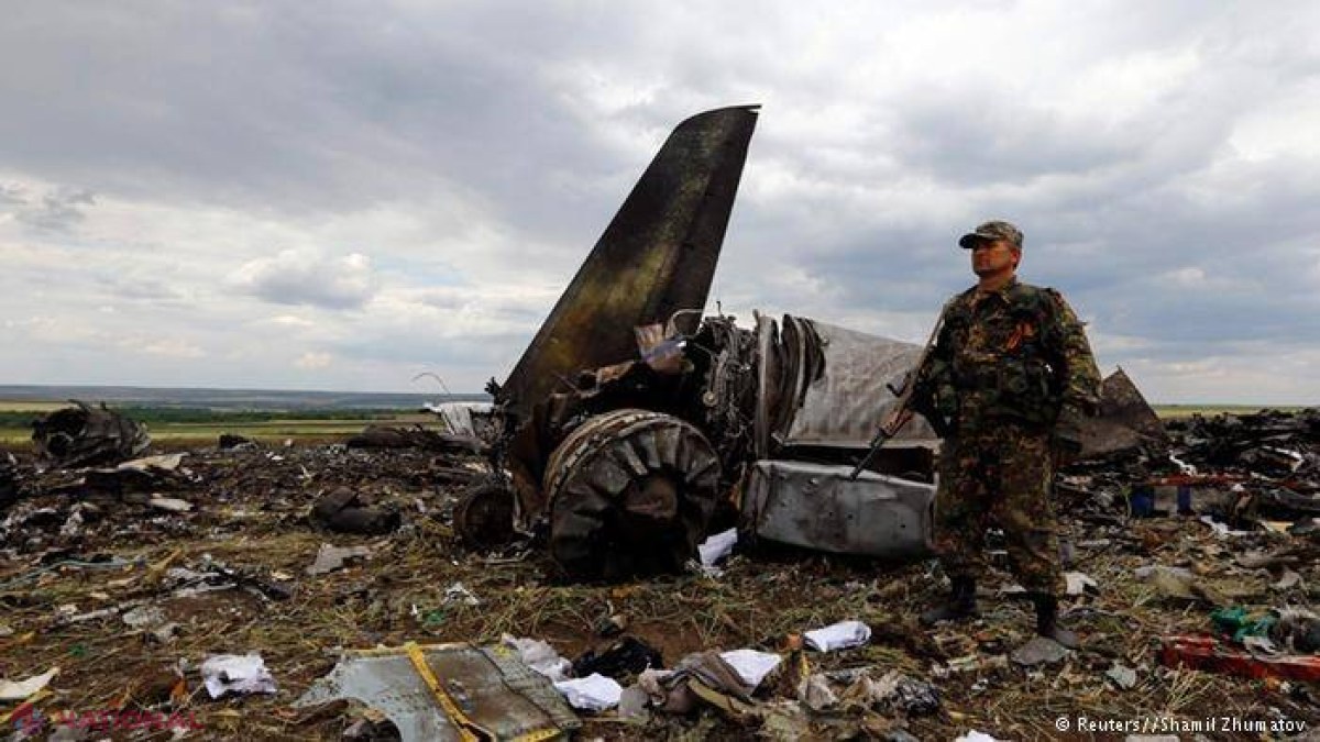Încă un avion ucrainean DOBORÂT de separatişti. Nouă oameni au murit