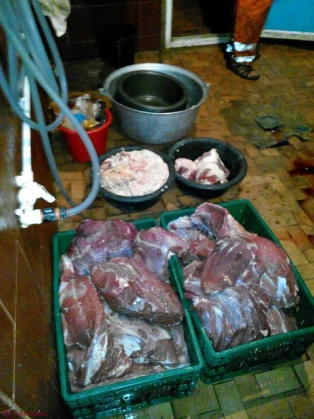 Atenție de unde procurați CARNE! Sute de kilograme au fost găsite în condiții INSALUBRE