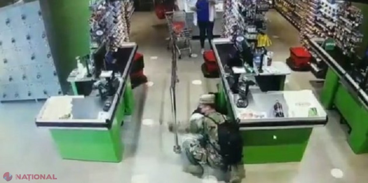 VIDEO // Momentul în care unui bărbat i se face rău într-un magazin de la Botanica și cade lovindu-se puternic cu capul de o bară: Un militar sare să-i acorde ajutor