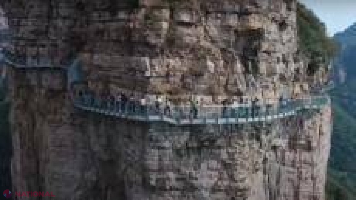 VIDEO // Turist îngrozit de puntea de sticlă care „crapă” sub el la peste 1.000 de metri înălțime