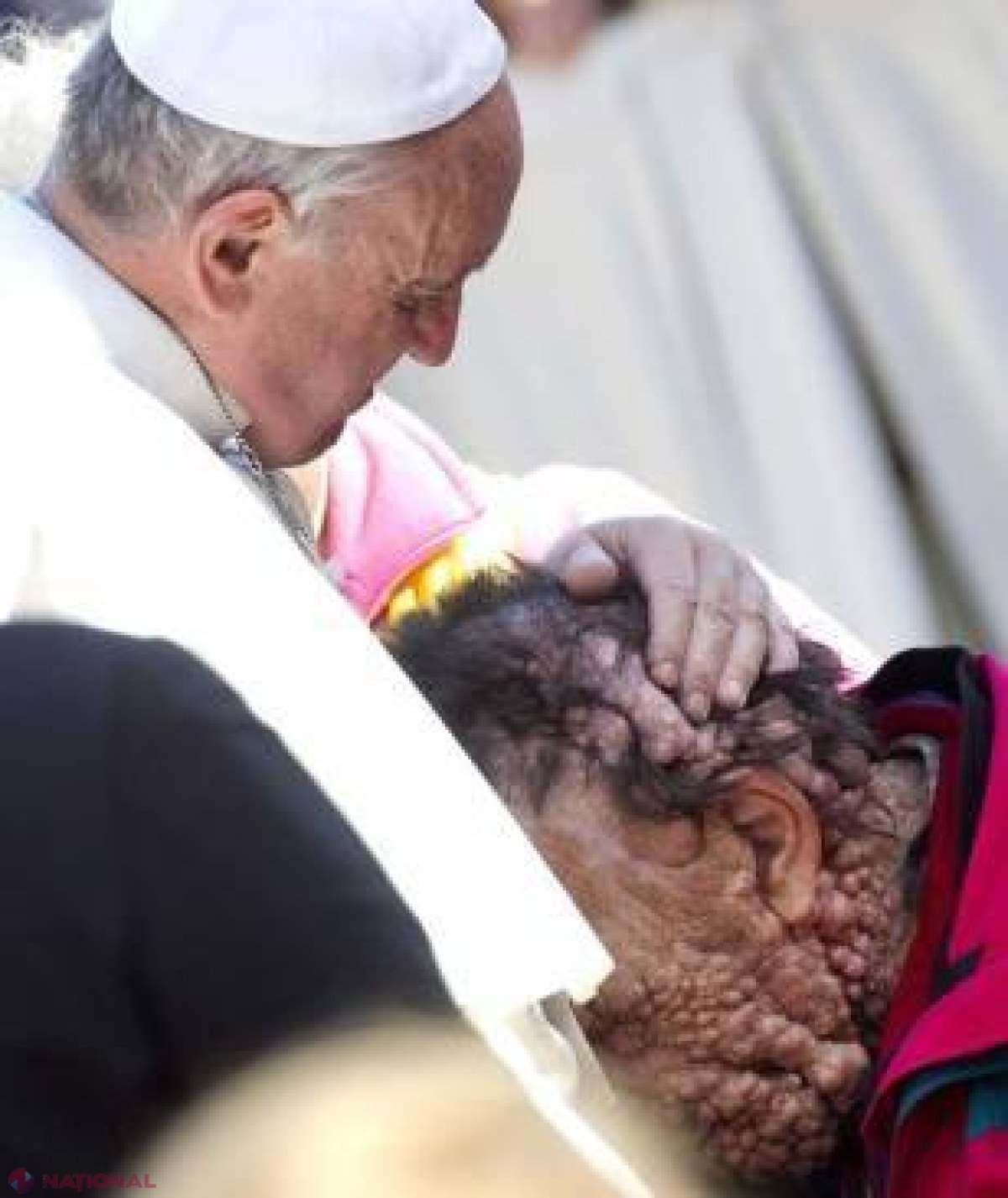 Fotografia care a ÎNDUIOȘAT planeta. Ce a făcut Papa Francisc