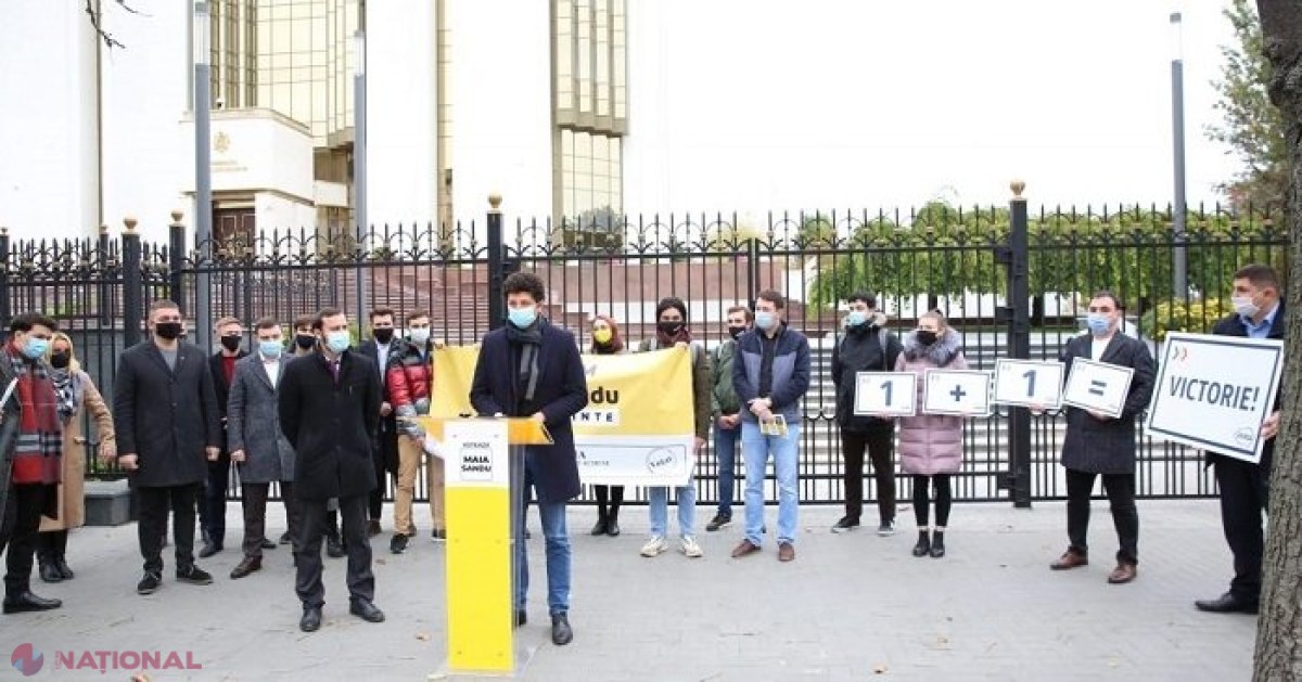 VIDEO // Tinerii de la PAS, DA, PUN și „UNIREA”, acțiune comună în fața Președinției: „Toți tinerii să voteze Maia Sandu”