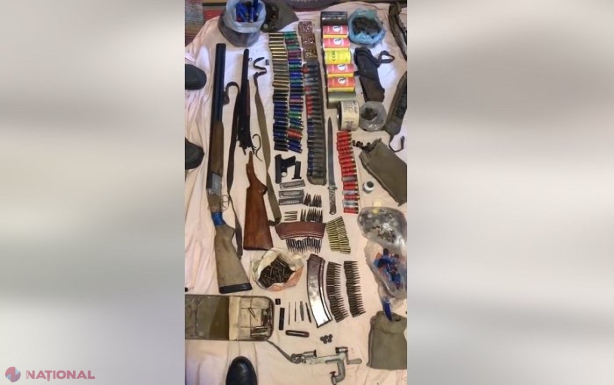 VIDEO // Arme și muniții deținute ilegal, descoperite la foști membri ai unei formațiuni PARAMILITARE din Găgăuzia: Oamenii legii încearcă să afle cu ce scop era păstrat arsenalul