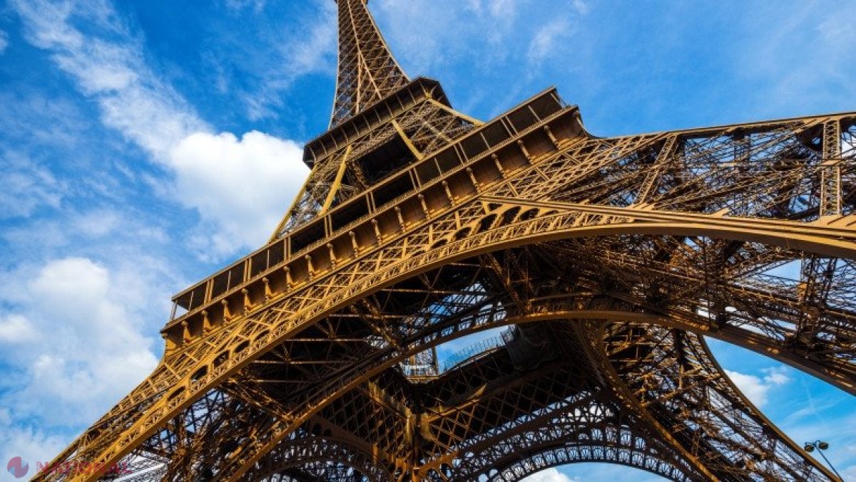 Doi turişti beți au petrecut noaptea în Turnul Eiffel. Au fost descoperiţi dimineaţa dormind în celebra construcție 