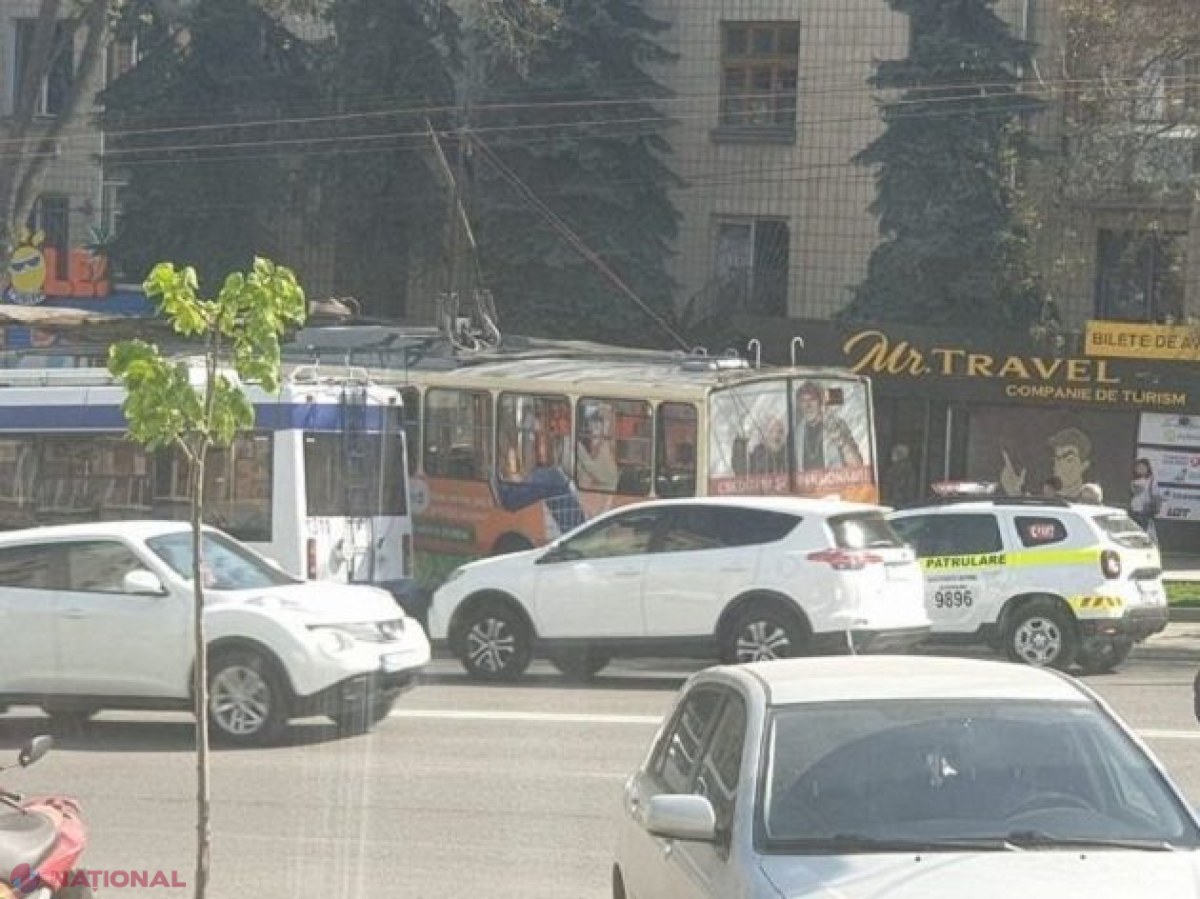 FOTO // Un troleibuz a intrat violent într-o stație de așteptare de pe bd. Negruzzi: O tânără a ajuns la spital