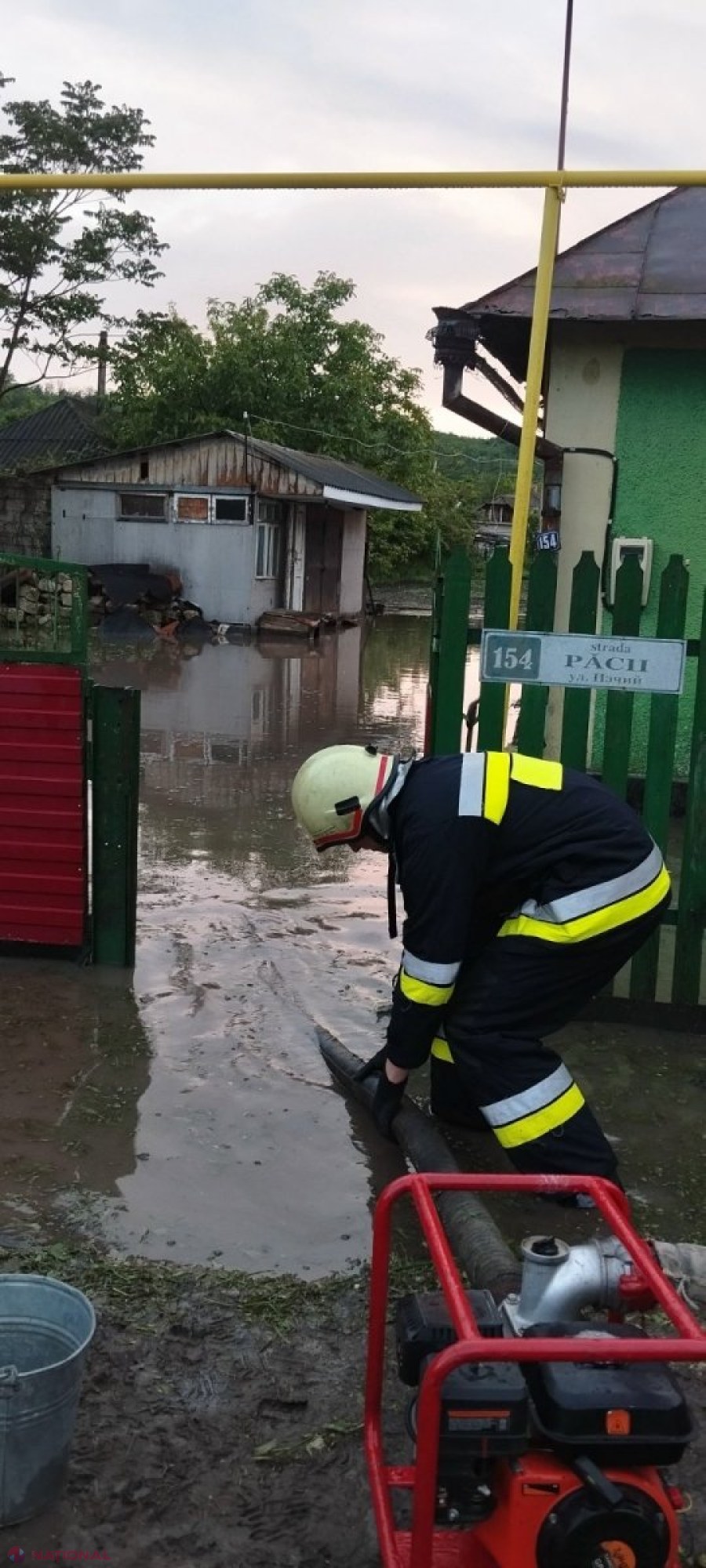 Ploile din ultimele zile au inundat gospodării, blocuri de locuit, beciuri, garaje, o policlinică, a înnămolit drumuri și a doborât copaci: Localitățile afectate