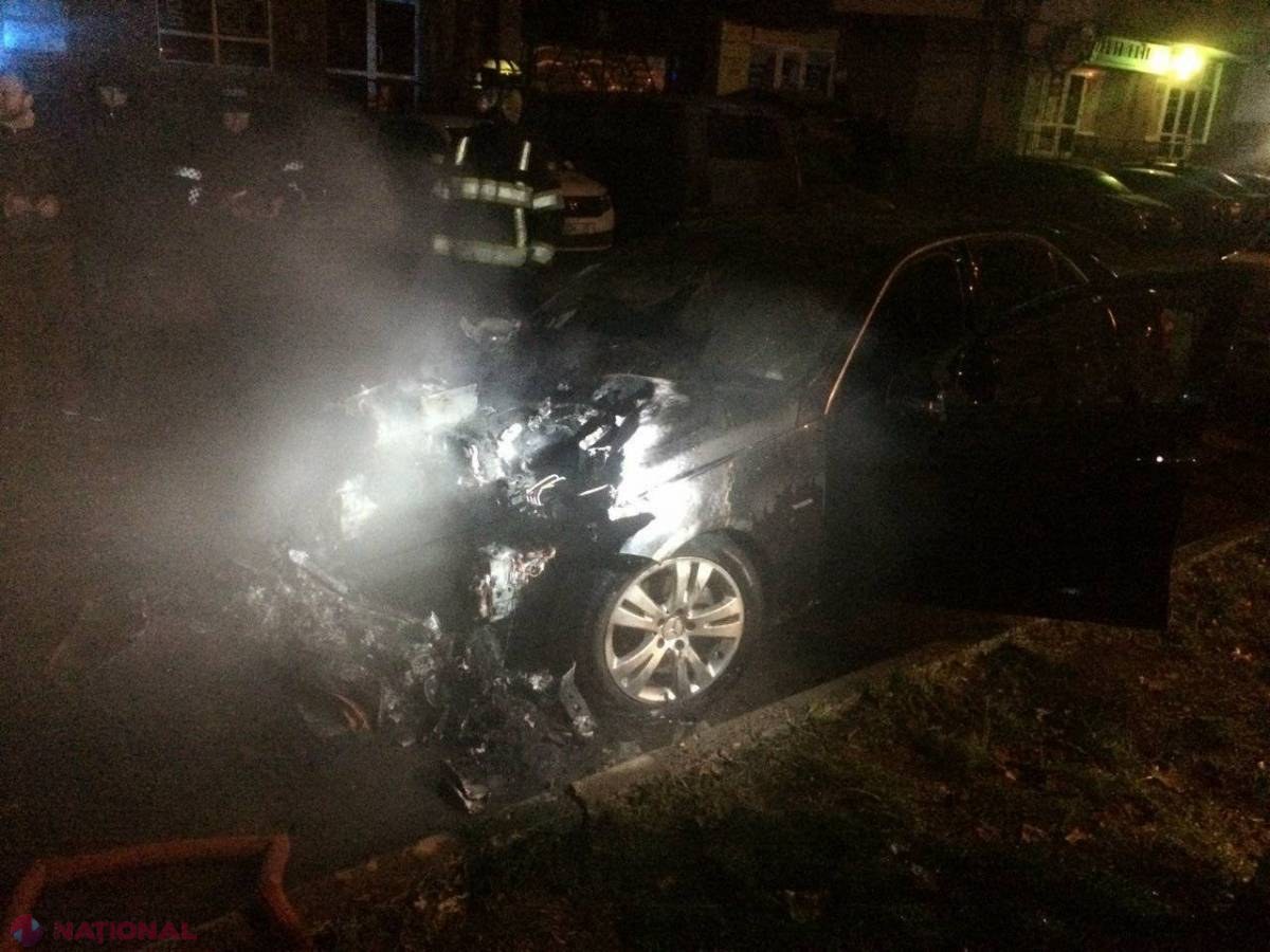 FOTO // Două mașini au fost DISTRUSE de flăcări noaptea trecută în sectorul Botanica