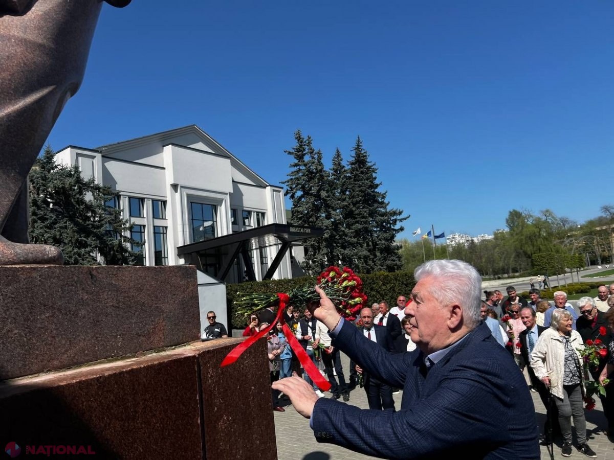 Chișinău, secolul XXI: Comuniștii, cu flori la statuia lui Lenin la 155 de ani de la nașterea acestuia. „În niciun caz nu ar fi trebuit să ne abatem de la principiile lui Lenin”