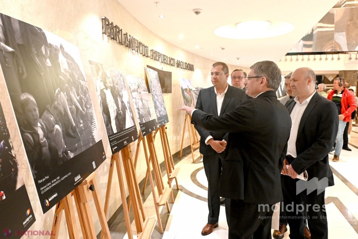 FOTO // Expoziție inedită la Parlament. Imagini-document din 1990, expuse pentru a marca 35 de ani de la Podul de Flori