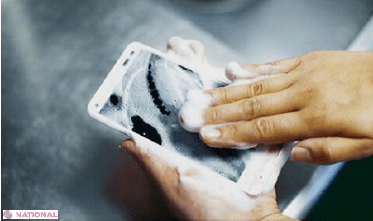 Primul telefon din lume, care se SPALĂ cu apă și săpun