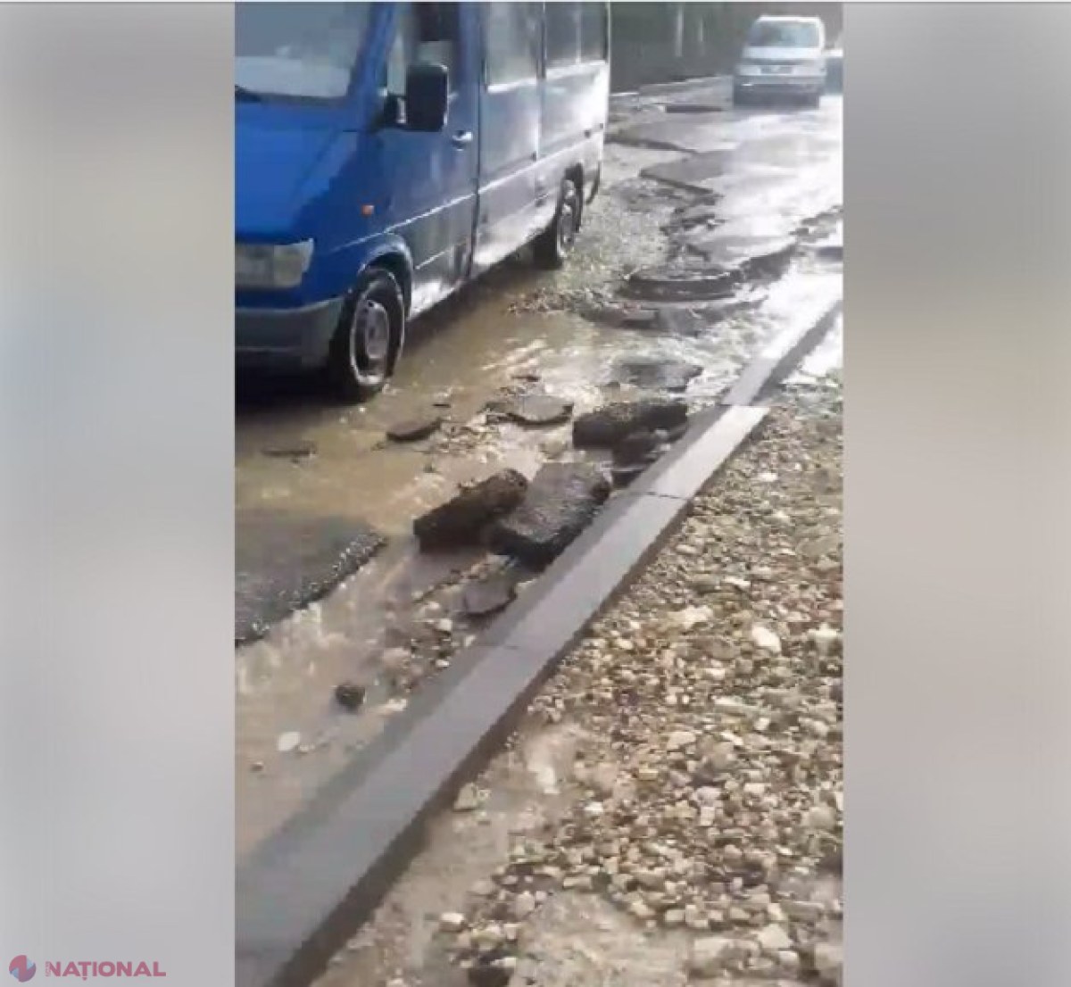 POTOP // Un drum de la Comrat arată ca după BOMBARDAMENTE din cauza ploilor din ultimele zile