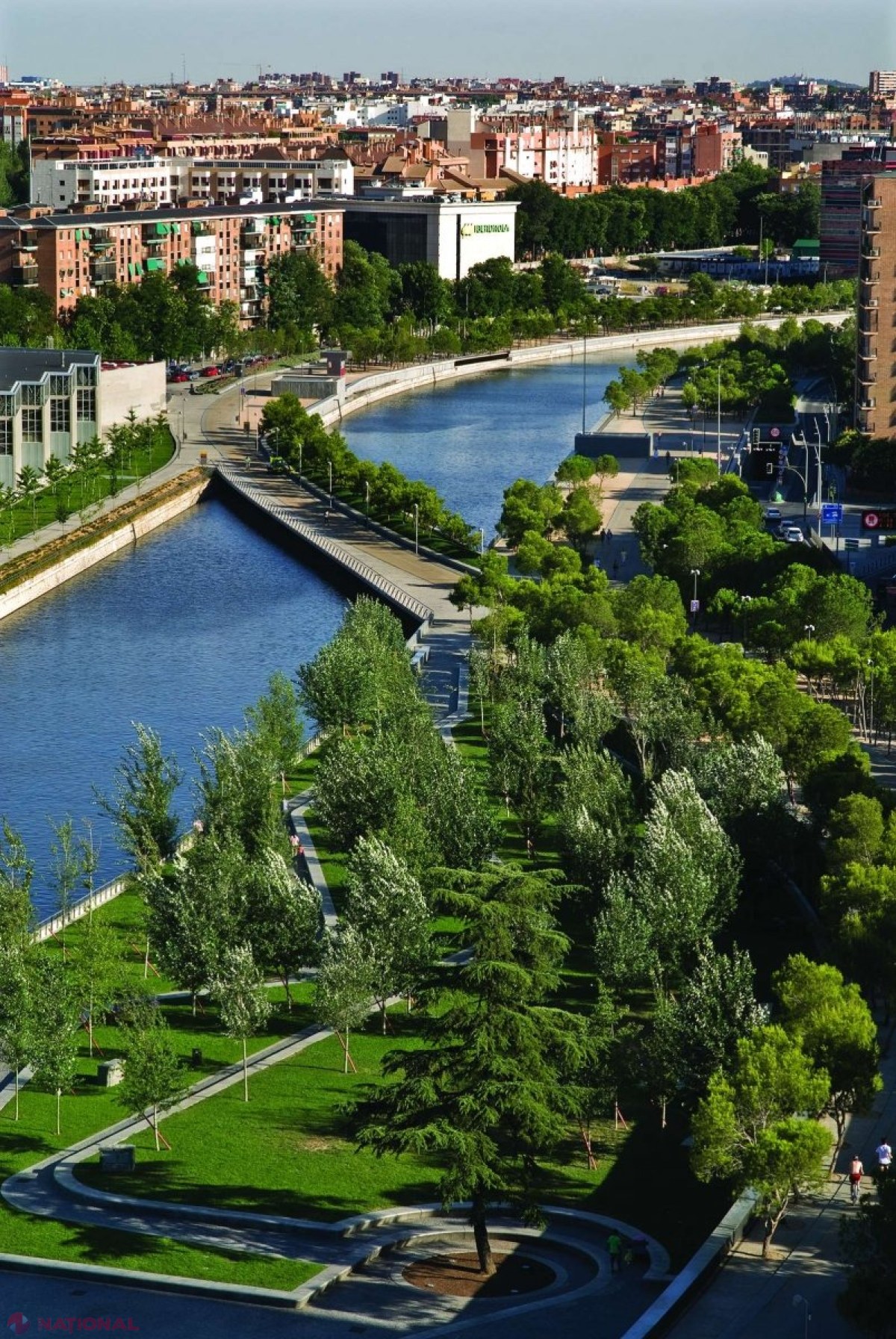 FOTO // Soluție pentru Chișinău? O capitală europeană a transformat 24 de autostrăzi urbane în parcuri riverane, cu plaje urbane și 30 km de piste pentru biciclete