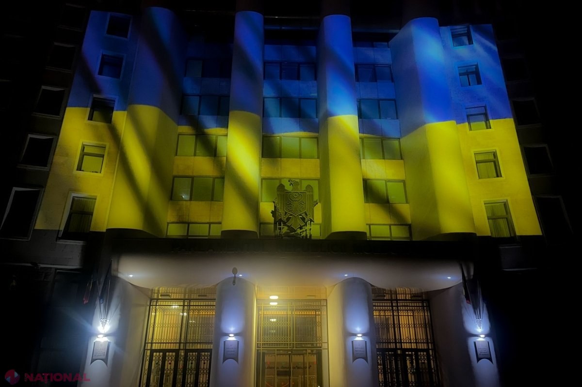 FOTO, VIDEO // Clădirea Parlamentului de la Chișinău, iluminată în culorile drapelului ucrainean, de Ziua Independenţei Ucrainei 