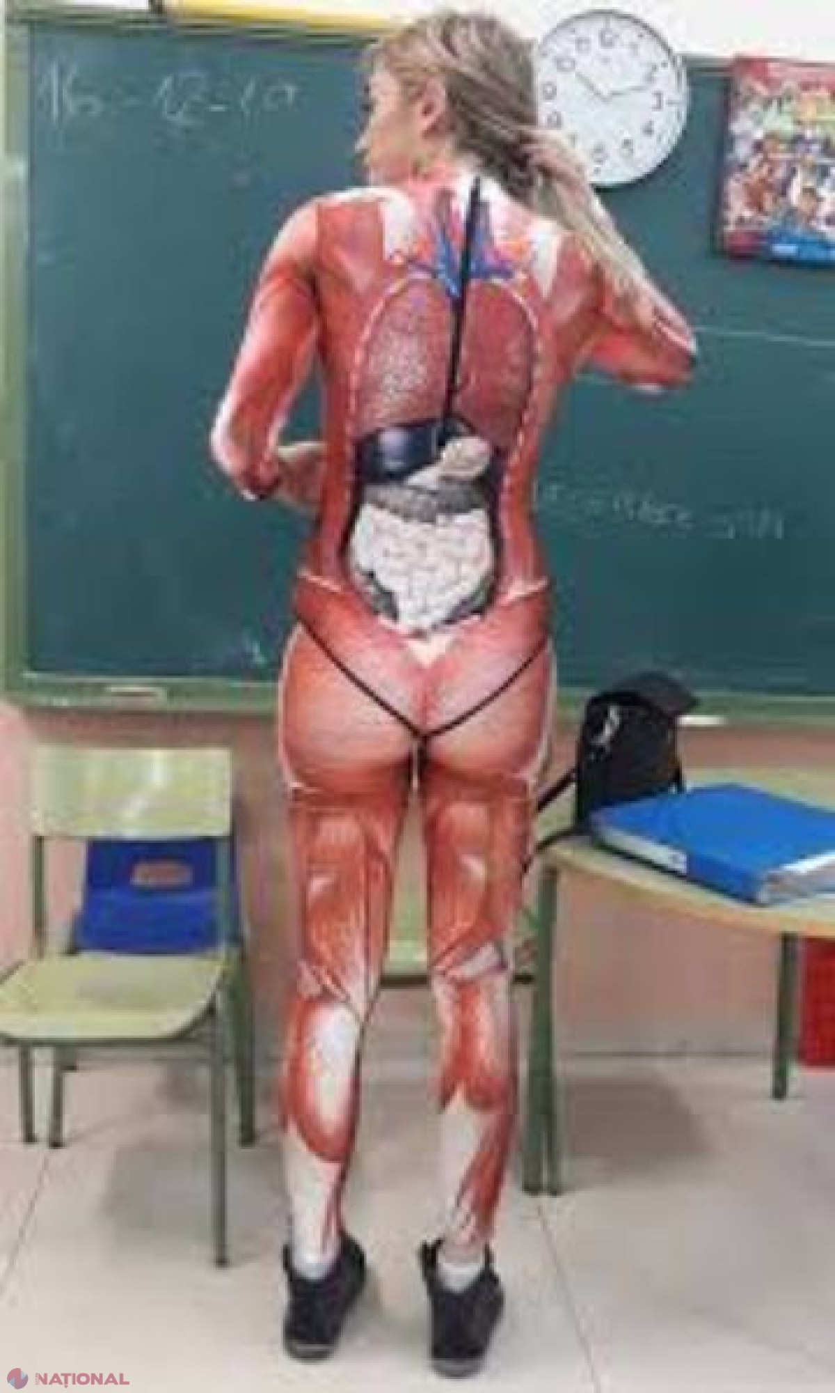 FOTO, VIDEO // Cum a venit îmbrăcată o profesoară la școală! Elevii și colegii de catedră au crezut că nu văd bine