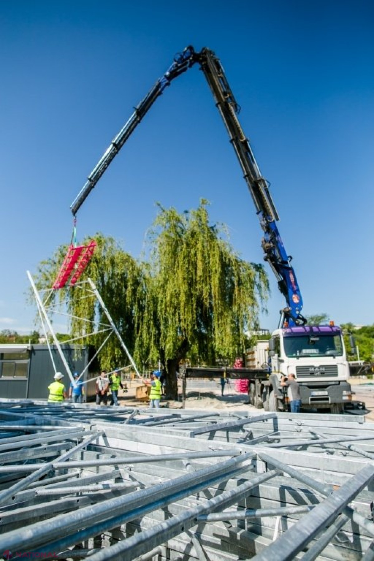 FOTO // Primele imagini cu roller-coasterul de la „OrheiLand”. Muncitorii au început montarea acestuia. INAUGURAREA va avea loc la 1 iunie