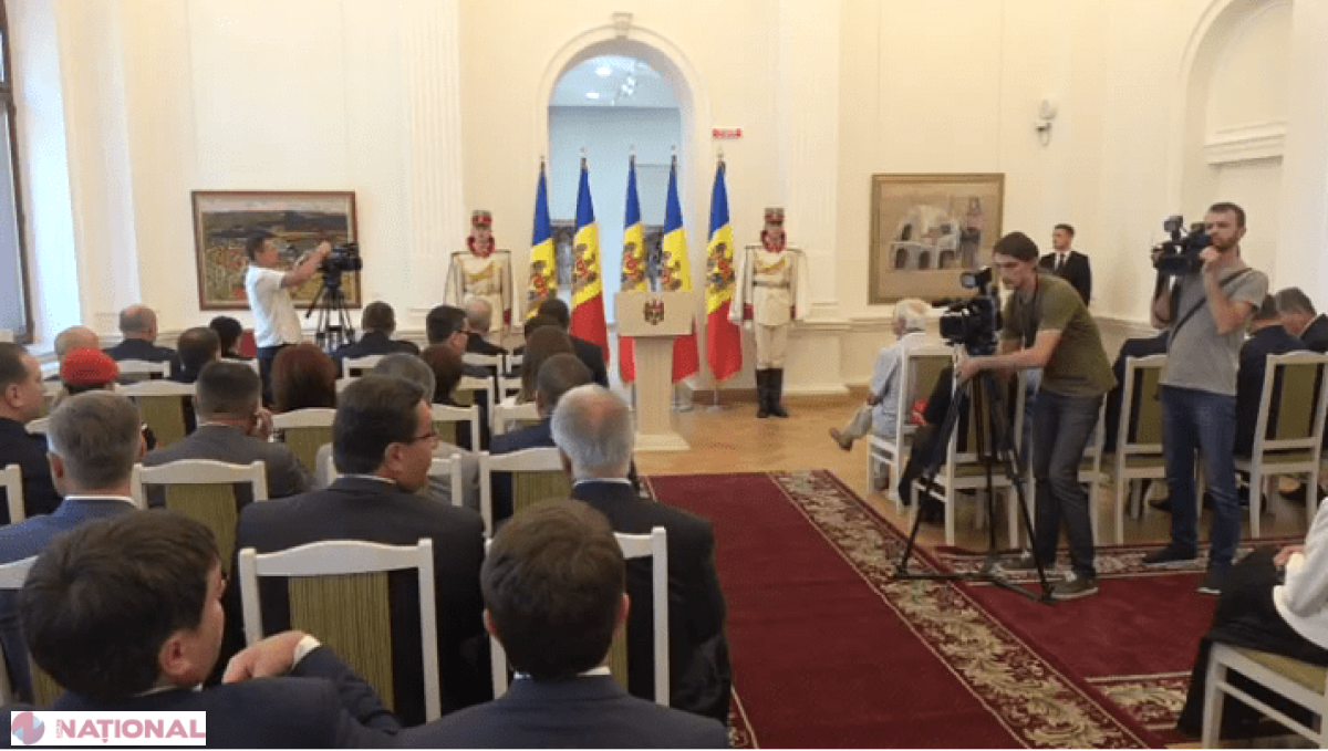 LISTĂ // PREMIERĂ: Președintele Parlamentului a acordat DISTINCȚII de stat de Ziua Independenței R. Moldova