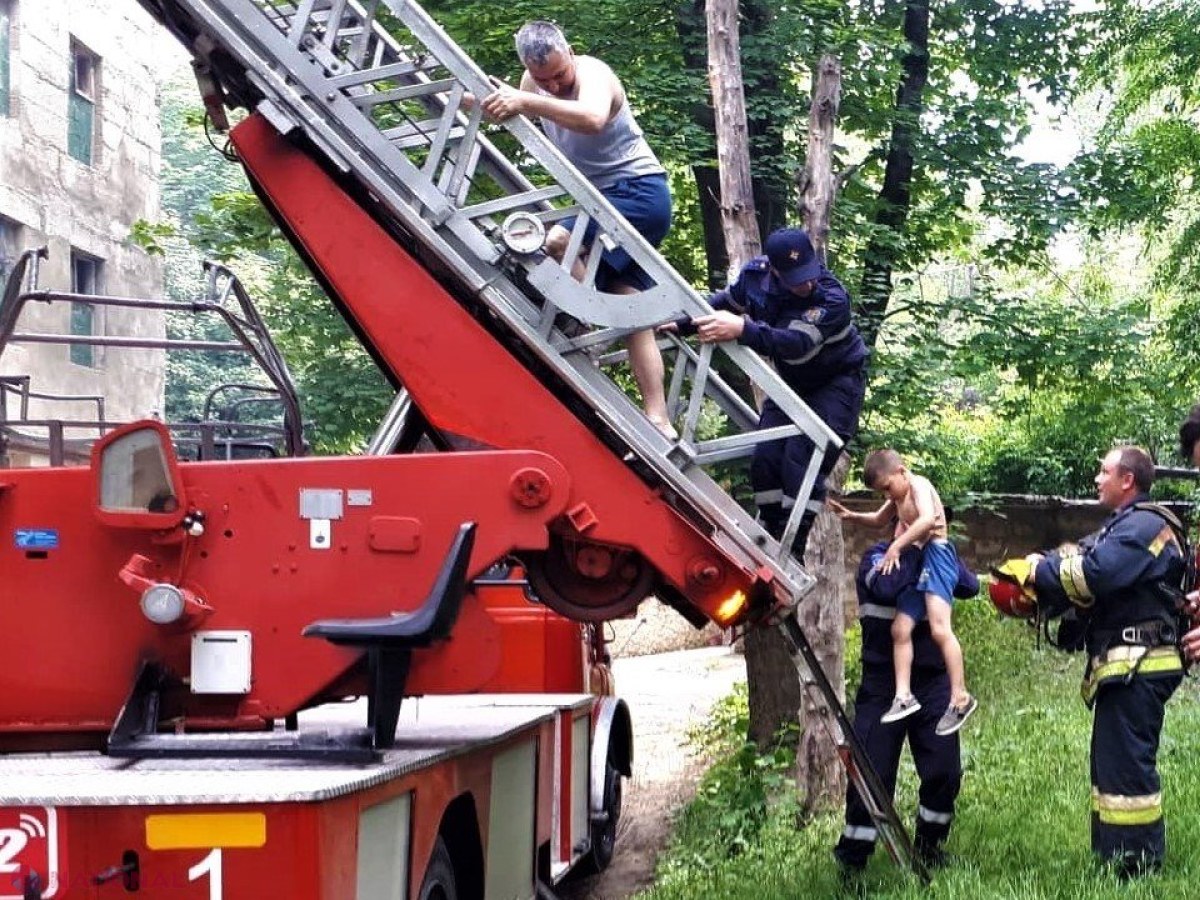 VIDEO // INCENDIU într-un bloc de locuit din Chișinău: Șapte persoane rănite, peste 20 EVACUATE, inclusiv copii, cu ajutorul unei autoscări