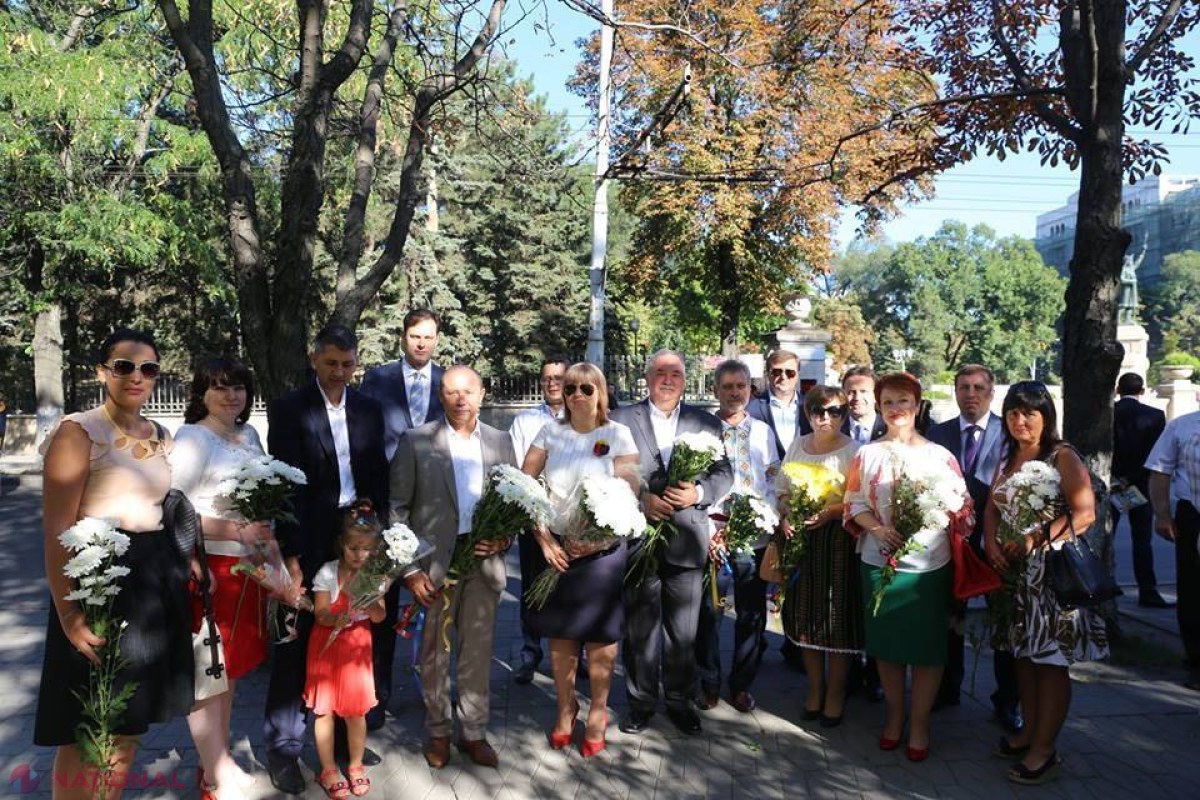 FOTO // Deputați în haine NAȚIONALE, de Ziua Independenței. Ultimul premier al liberal-democraților a venit alături de colegi în PMAN