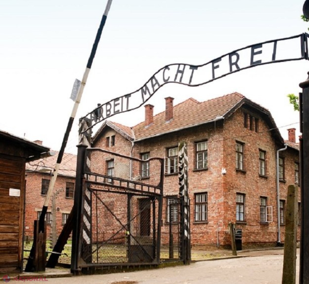 Premierul Chicu, în fața „Porții Morții” de la fostul lagăr de concentrare de la Auschwitz