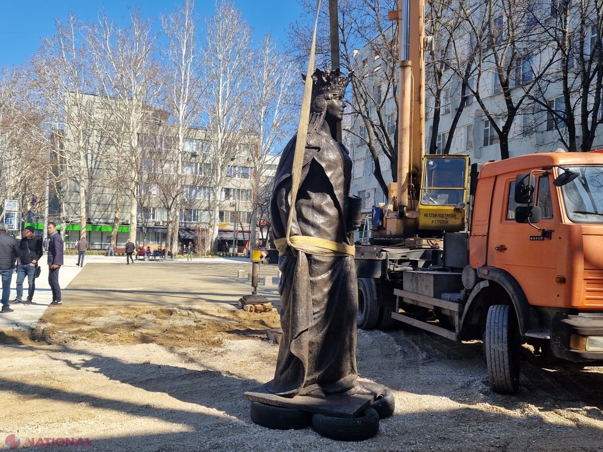 FOTO // Statuia Reginei Maria a fost FINALIZATĂ și este INSTALATĂ în aceste momente în scuarul Liceului „Gheorghe Asachi” din centrul Chișinăului