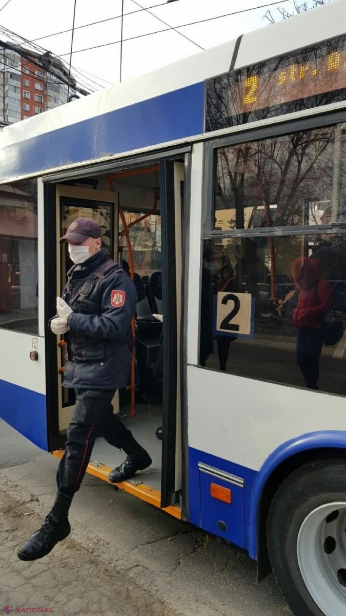 FOTO // Circulația transportului public din Chișinău s-a făcut sub SUPRAVEGHEREA carabinierilor. Ce RESTRICȚII au fost impuse pentru pasageri