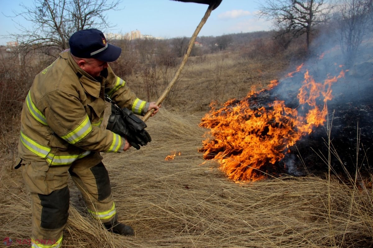 VIDEO // ARDE R. Moldova: Pompierii luptă zilnic cu focarele de vegetație
