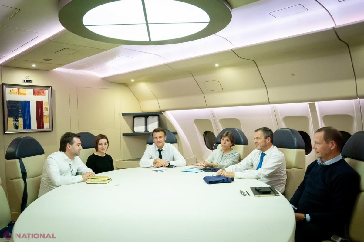 FOTO // Maia Sandu, în avionul PREZIDENȚIAL al lui Emmanuel Macron. Șefa statului a ajuns la Paris, unde va avea loc Conferința de SPRIJIN pentru R. Moldova: „Împreună vom aduce R. Moldova în Uniunea Europeană”