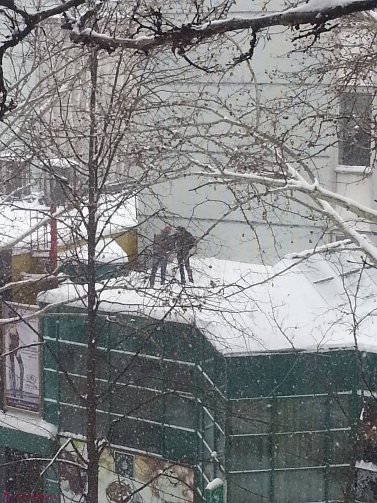 Foto // Doi liceeni urinează pe o clădire din centrul Chișinăului, chiar în timpul lecțiilor