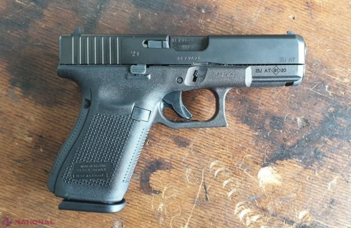 Geanta unui polițist, FURATĂ cu tot cu PISTOL, la Ciocana: Hoțul a reușit să tragă trei focuri în curtea unui bloc de locuit