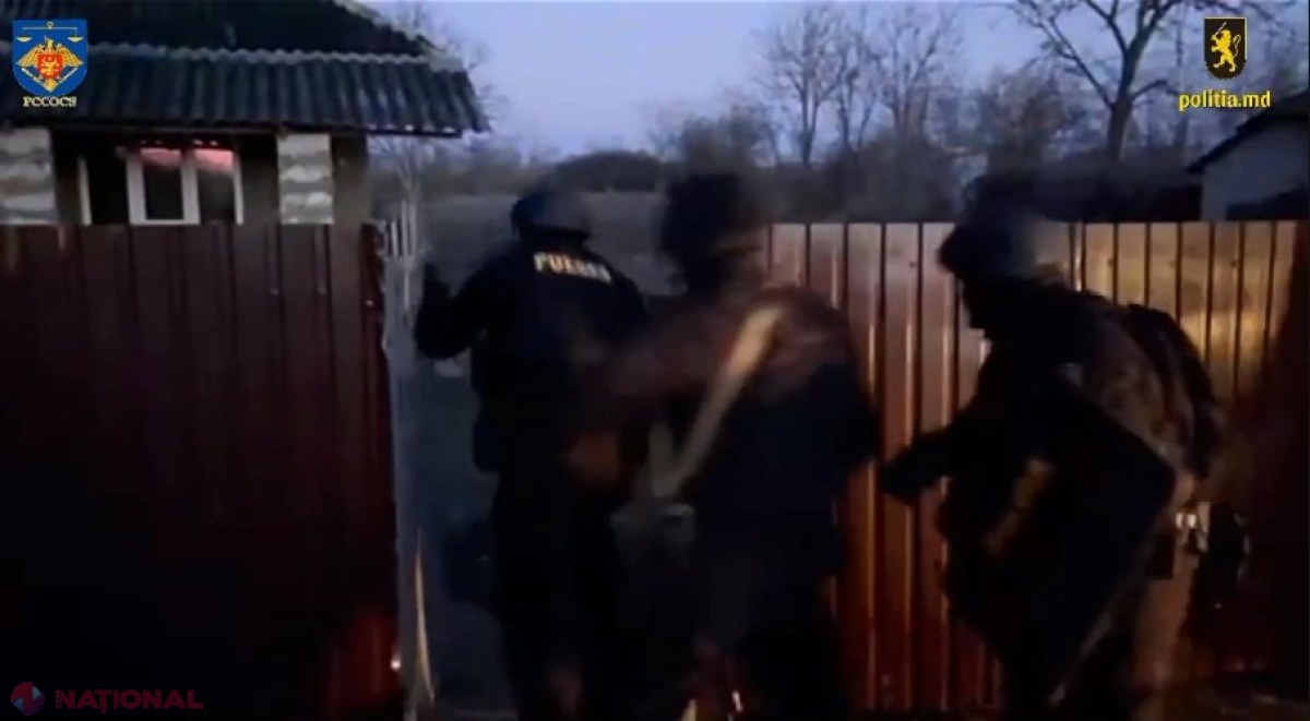 VIDEO // Membrii unui „grupul criminal organizat”, care ar fi implicat în escrocheriile cu automobile din Europa, au MALTRATAT un martor pe dosar. Doi inși au fost reținuți de mascații de la „Fulger”