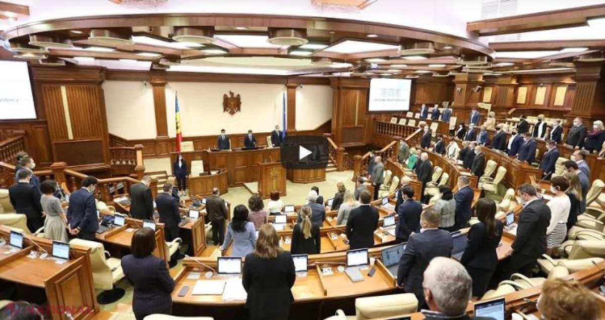 Minut de RECULEGERE în Parlamentul de la Chișinău în memoria victimelor războiului din Ucraina: „Cel mai tragic este că războiul aduce jertfe de oameni nevinovați”