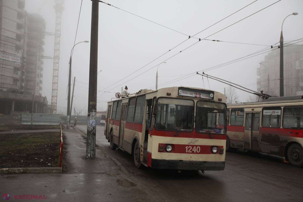 O TAXATOARE a troleibuzului nr. 9 a fost AGRESATĂ de un șofer de MICROBUZ. Riscă să piardă sarcina