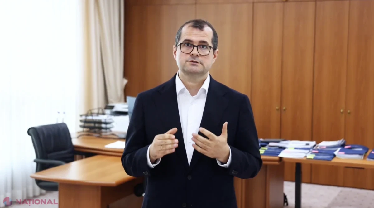 FOTO // Ce se afla pe masa de lucru a premierului Vasile Tofan în timp ce ce anunța lansarea „Moldova Project”