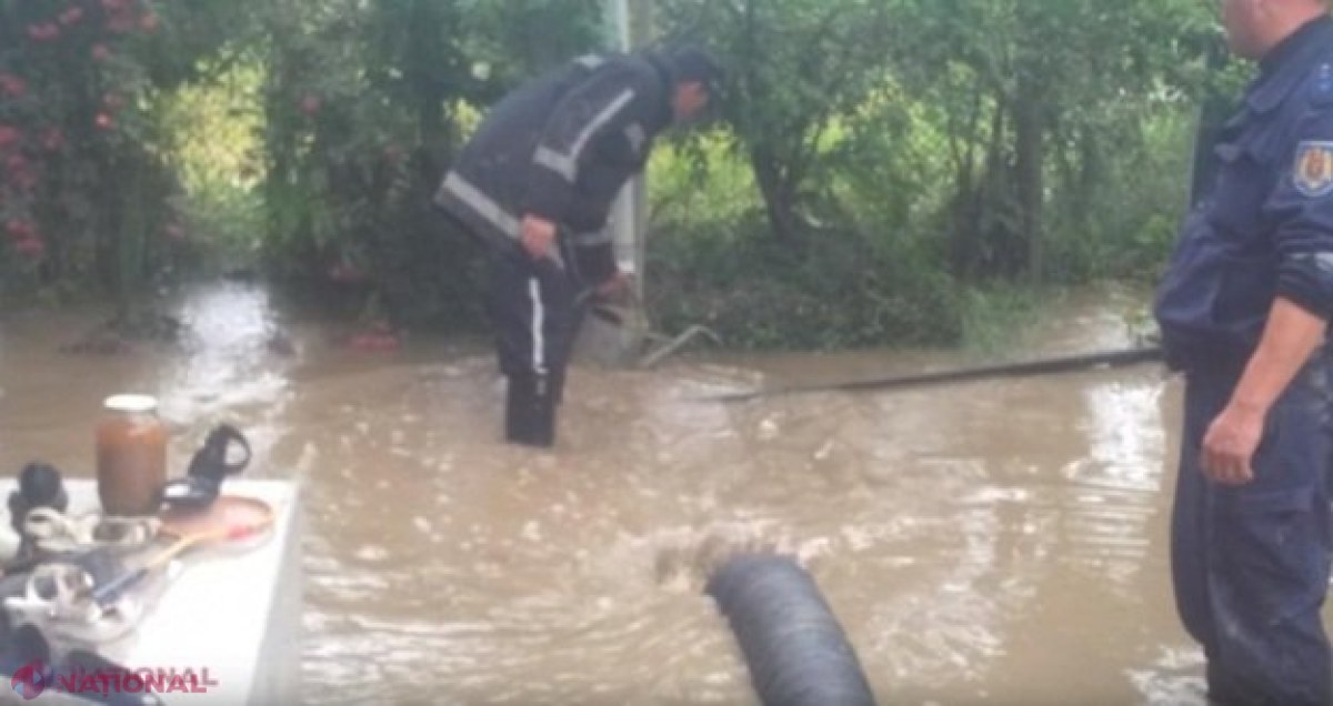 Ploile cu GRINDINĂ din ultimele zile au distrus drumuri, terenuri agricole și acoperișuri de pe casele oamenilor 