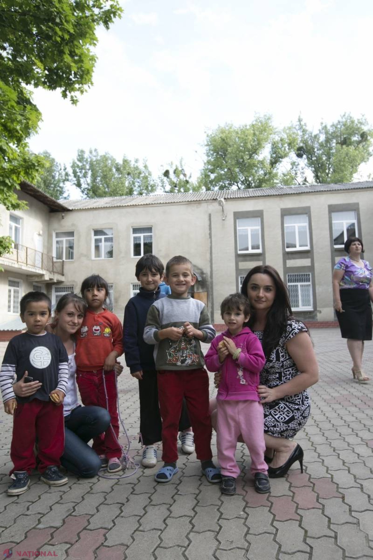 „Mămica este acasă, nu știu de ce nu mă ia și pe mine”