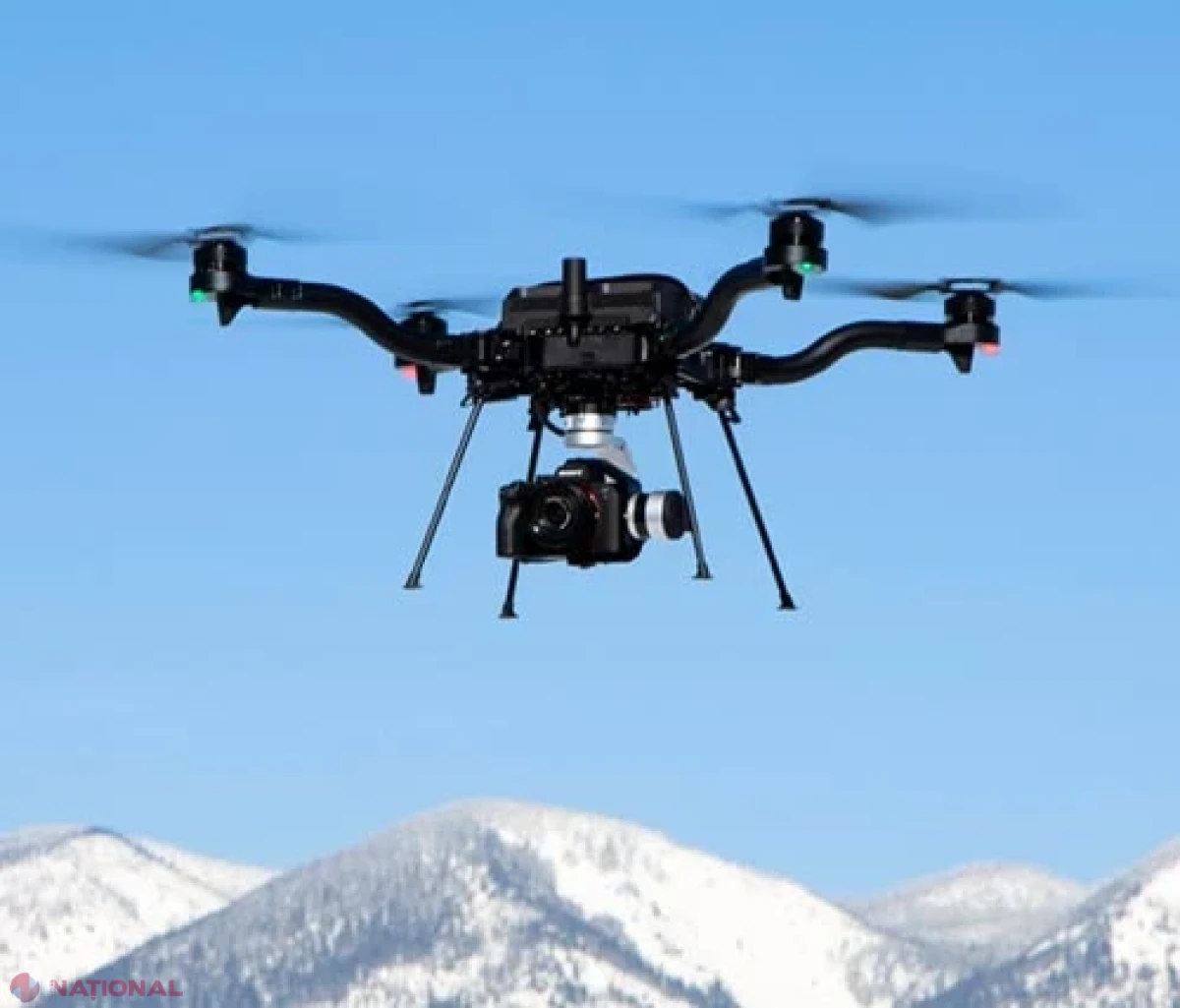 ​ULTIMA ORĂ // O dronă s-a prăbușit în curtea unui localnic din Otaci: Ce au descoperit polițiștii la fața locului