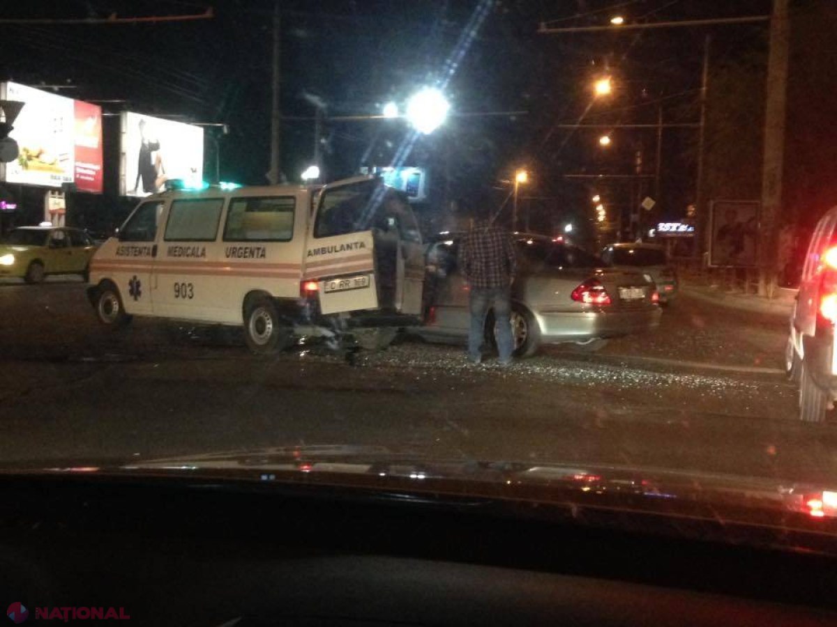 Accident în capitală. O ambulanţă, tamponată în timp ce transporta o femeie însărcinată